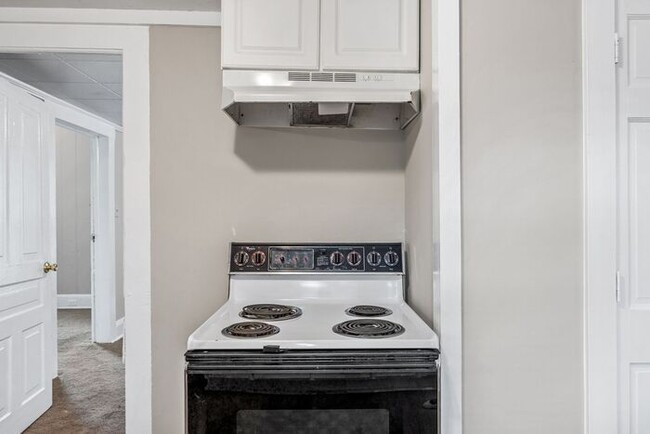 Building Photo - UNCG area with 3 bedrooms and 1 bath, Cent...
