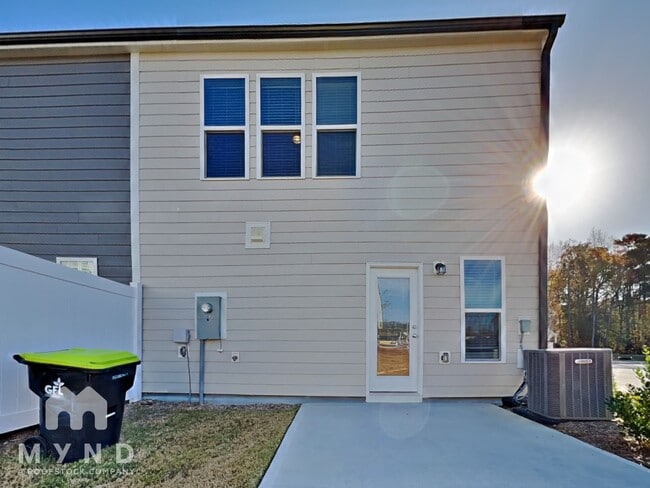 Building Photo - 807 McKenzie Pk Ter