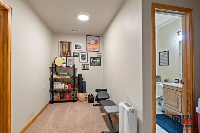 Building Photo - Beautiful Updated 5 Bed 3.5 Bath House in ...