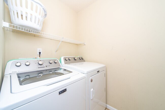 Building Photo - Beautiful 3 bed/ 2.5 bath home in Deep Creek