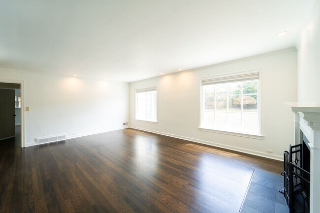 Building Photo - Newly Remodel Home in West Hills!