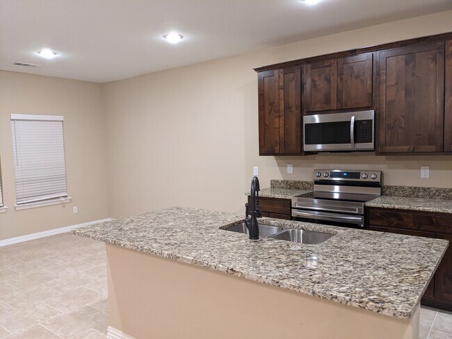 Building Photo - 128 Canales Cir