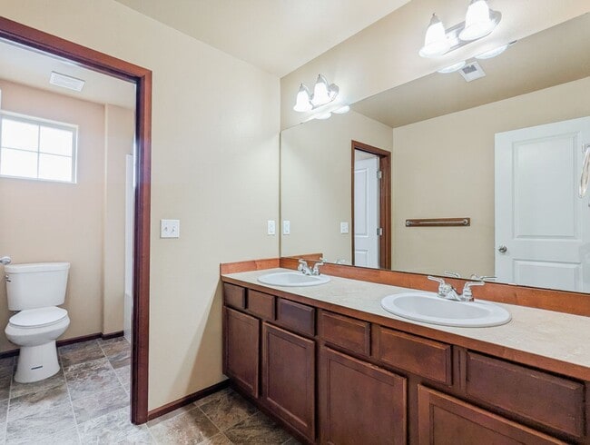Building Photo - Spacious 4 bed/2.5bth Home W/ New Carpet &...