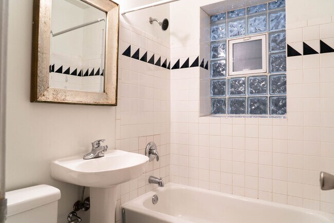 Building Photo - Montrose Beach - Uptown Studio in Elevator...