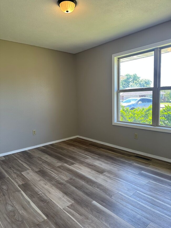 Building Photo - Great Location! Completely remodeled 3 bedroom 2 full bathroom home available now in battlefield!!