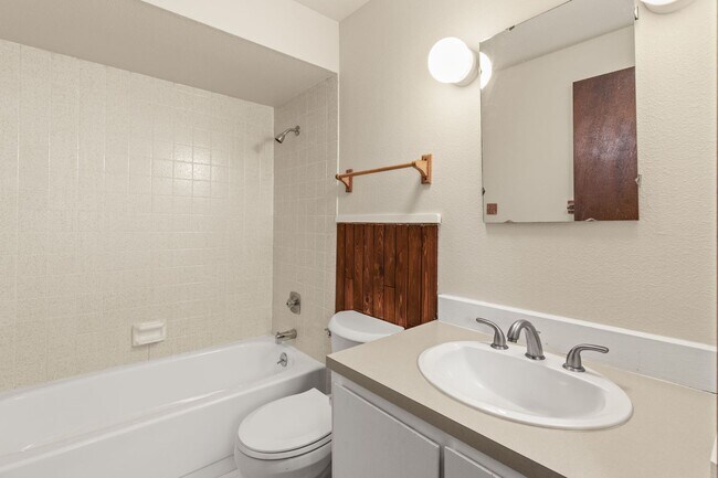 Building Photo - Must See! 3 bed/2 bath home with amazing private backyard - Double Garage/Community Pool