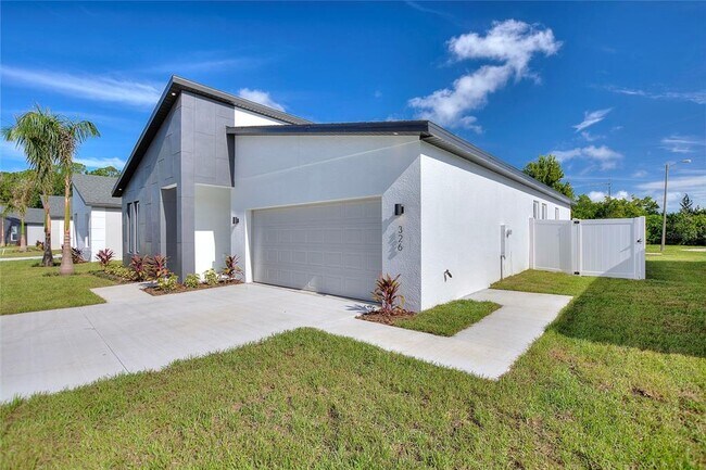 Building Photo - 326 Royal Palm Wy