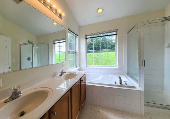 Building Photo - 210 Hillside Ct