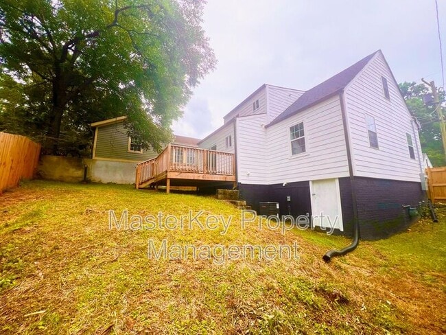 Building Photo - 713 Massey Ave