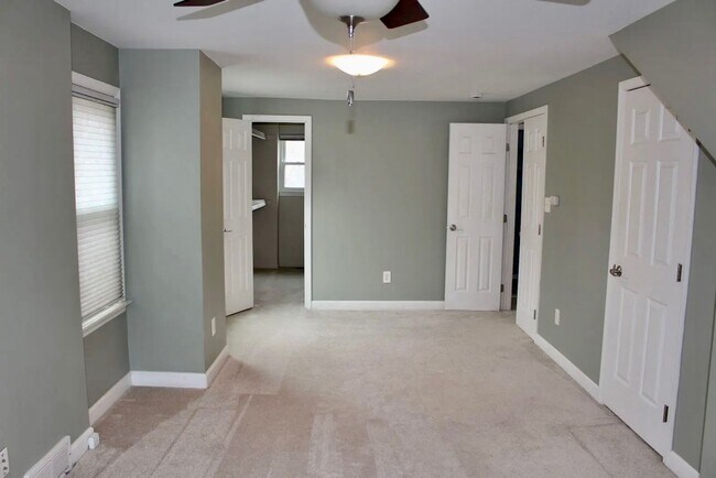 Building Photo - Spacious 5-Bedroom Home in Prime Royal Oak Location – $2,900/month