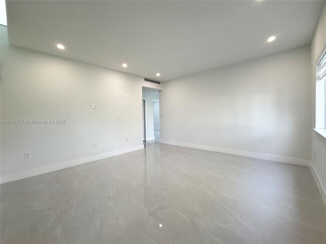 Building Photo - 927 SW 18th Ave