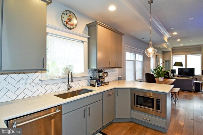 Building Photo - 1540 Levis St NE