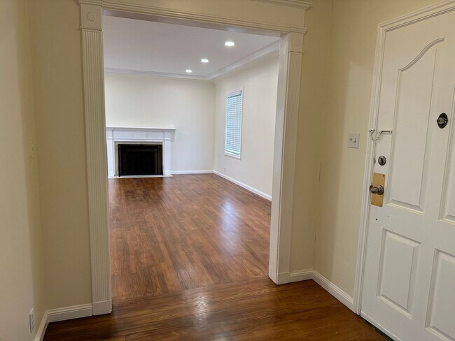 Building Photo - EPIC REA - Great Corner Lakeside Home - 3 ...