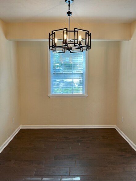 Building Photo - 728 Pointe Ct