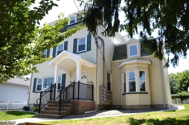 Building Photo - 651 Mill St