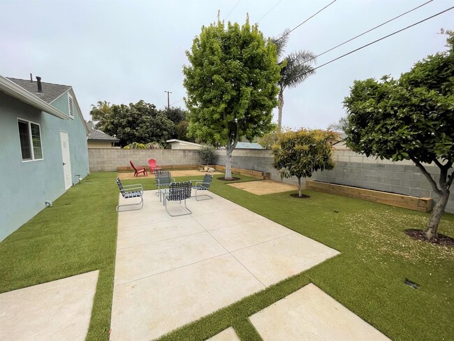 Building Photo - Quaint Home in Desirable Midtown Neighborhood!