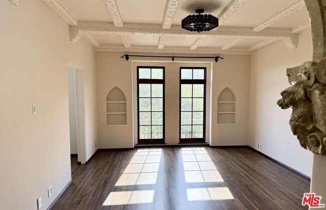 Building Photo - 1302 N Sweetzer Ave