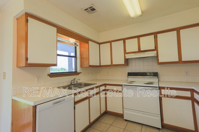 Building Photo - 2223 W Roselawn St