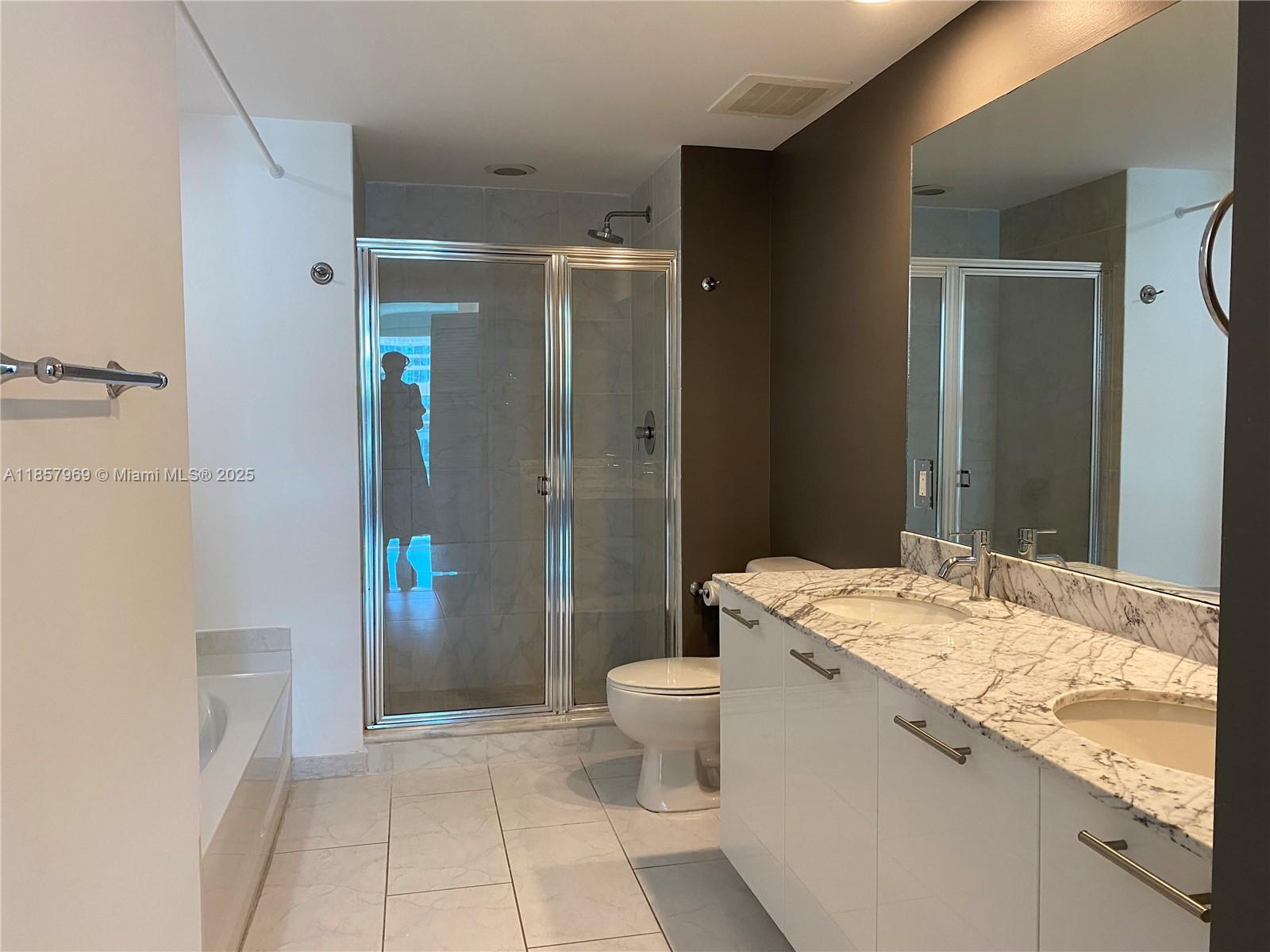 Building Photo - 950 Brickell Bay Dr