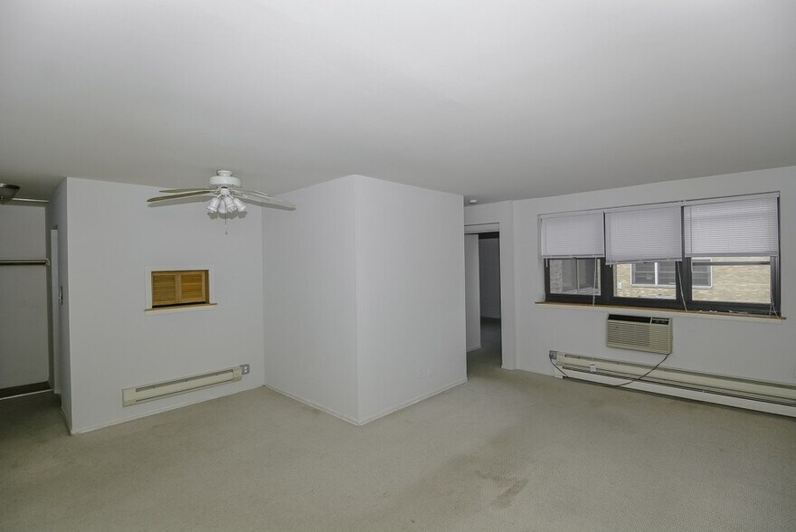 Building Photo - 650 W Wrightwood Ave