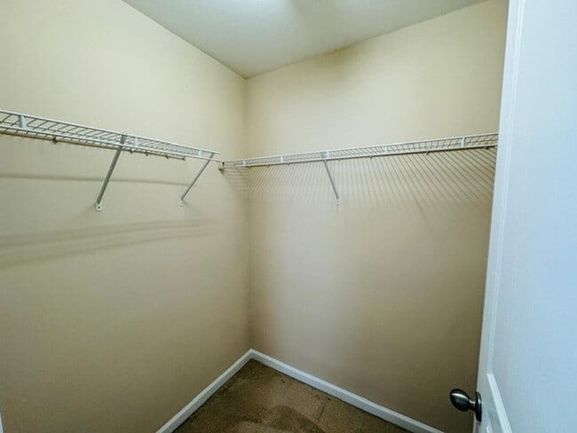 Building Photo - Gorgeous 3 Bedroom Townhome - Ready and Available