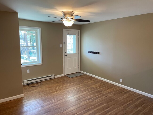 Building Photo - 3 Bedroom 1 Bathroom Townhome in East Hemp...