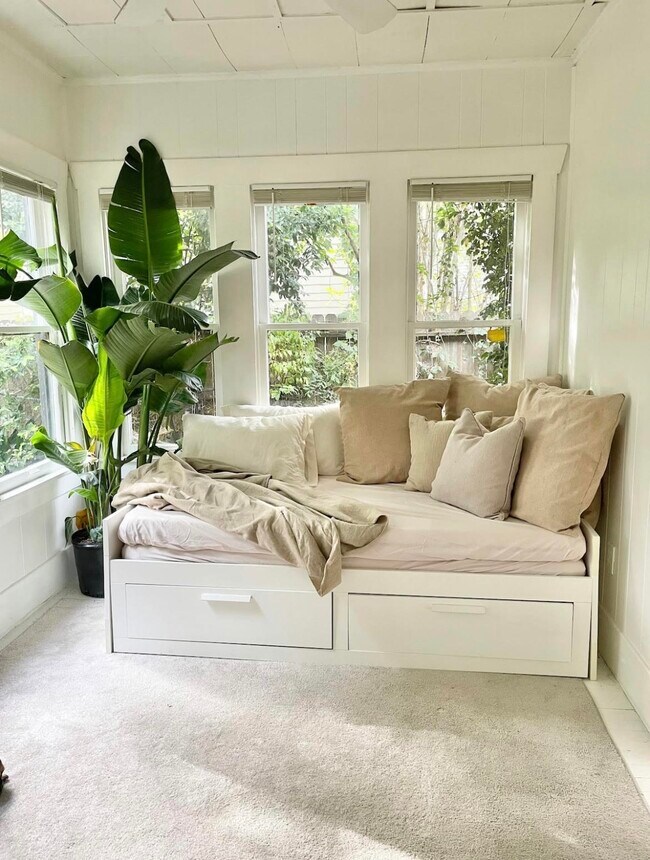 Building Photo - 208 Vincent St