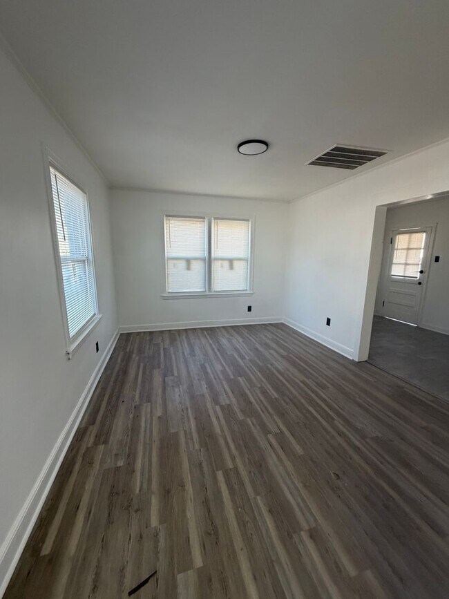 Building Photo - 890 Charles Pl