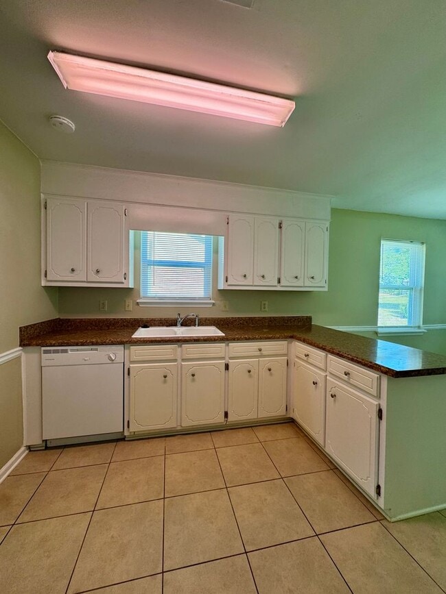 Building Photo - Charming 3 Bedroom, 2 Bath Home Available Now!