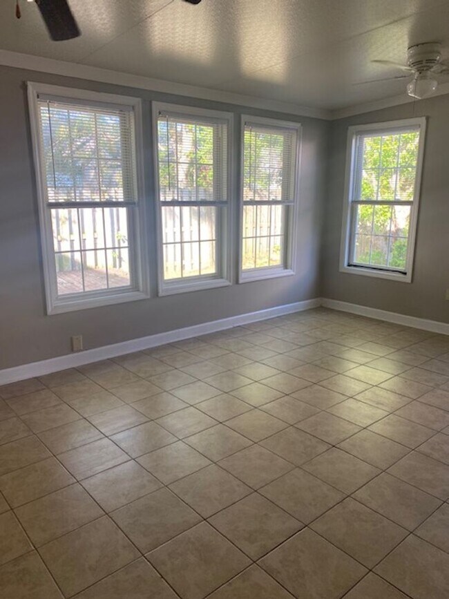 Building Photo - 4914 Pin Oak Dr