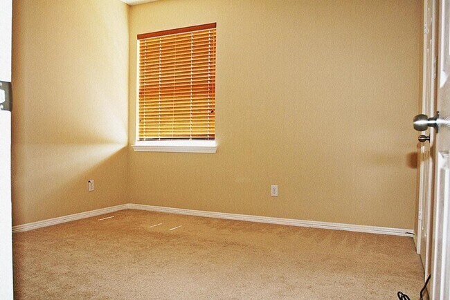 Building Photo - 906 Sterling Creek Cir