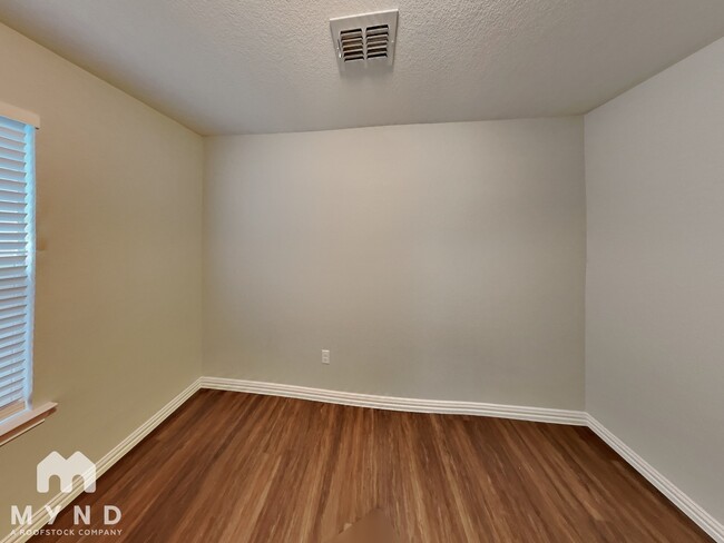 Building Photo - 10528 Many Oaks Dr