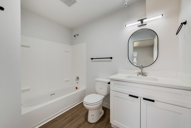 Building Photo - Private Bedroom/Bath in 2,200 Sq Ft 5 Bedr...