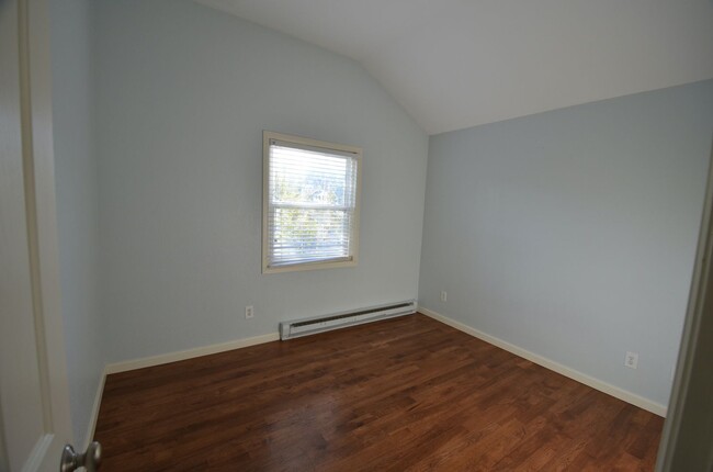 Building Photo - Great Location, Walk to Everything! Update...