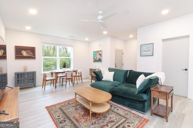 Building Photo - 240 Martha Dr