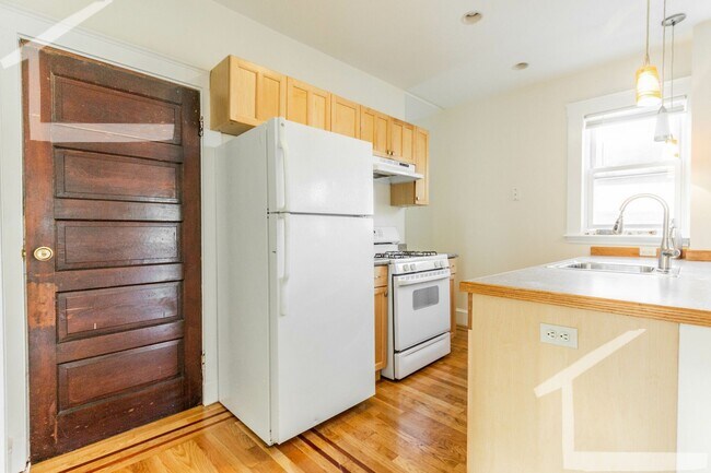 Building Photo - No Brokers Fee, Pets Friendly, Eat-in Kitchen, Big Bedrooms, Laundry on a Site