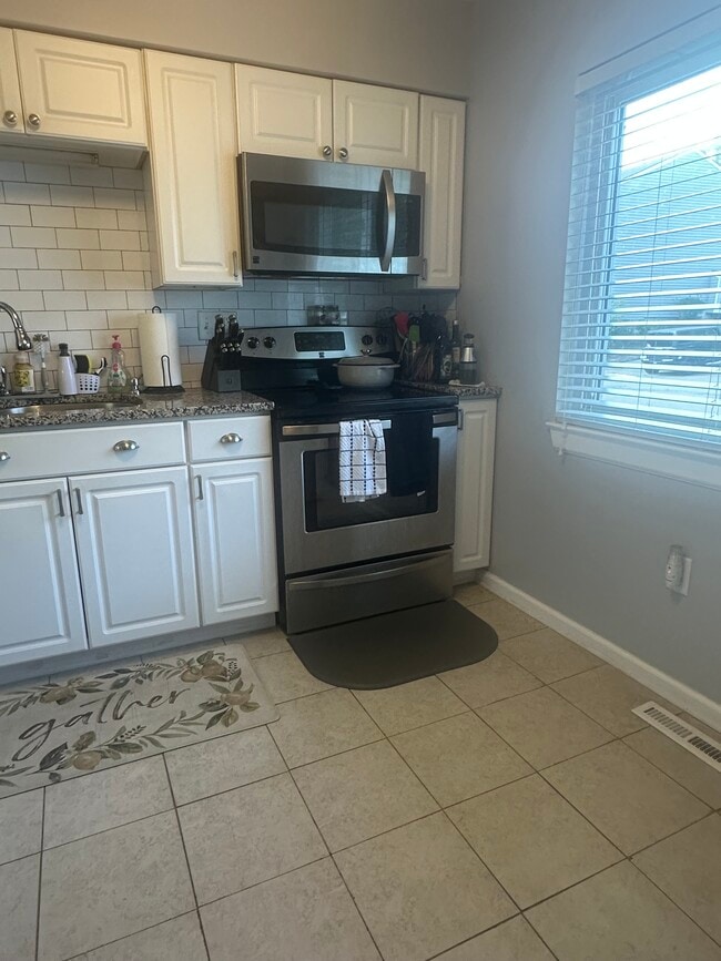 Building Photo - 372 Monticello Dr