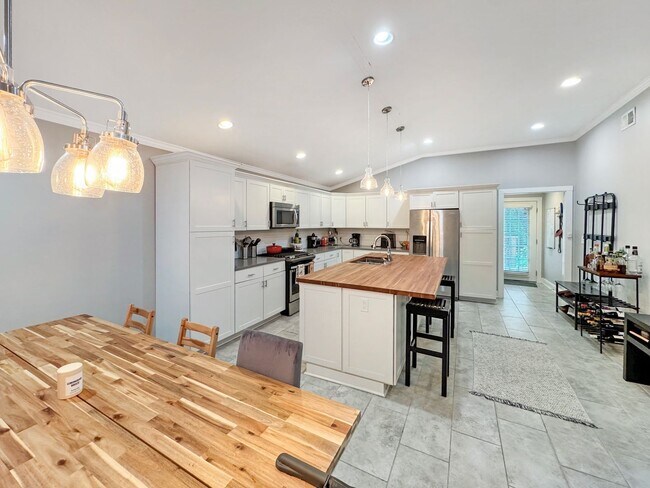 Building Photo - Large 4 bedroom, 3 bath home recently updated near Chickasaw Gardens