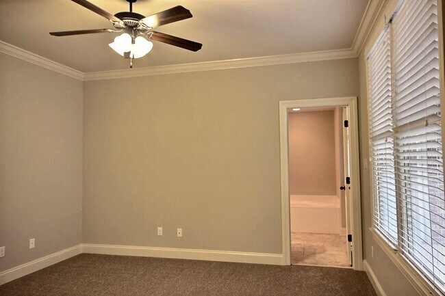 Building Photo - 214 E South St