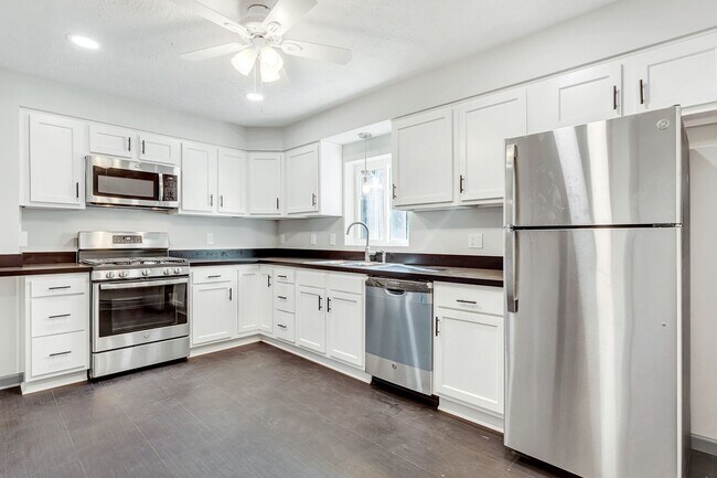 Building Photo - Renovated 5 Bedroom 2.5 Bathroom Apartment...