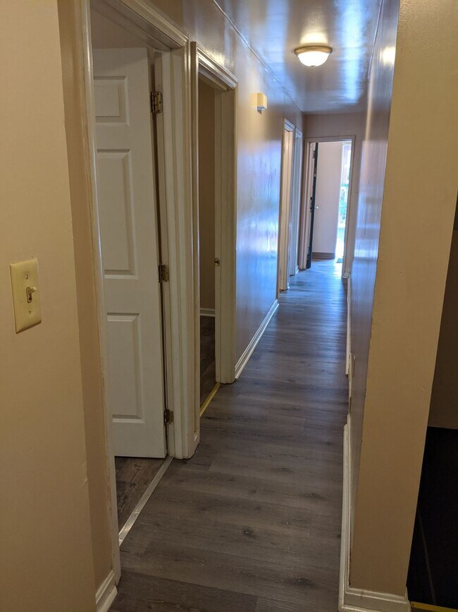 Building Photo - South Oakland renovated apartment