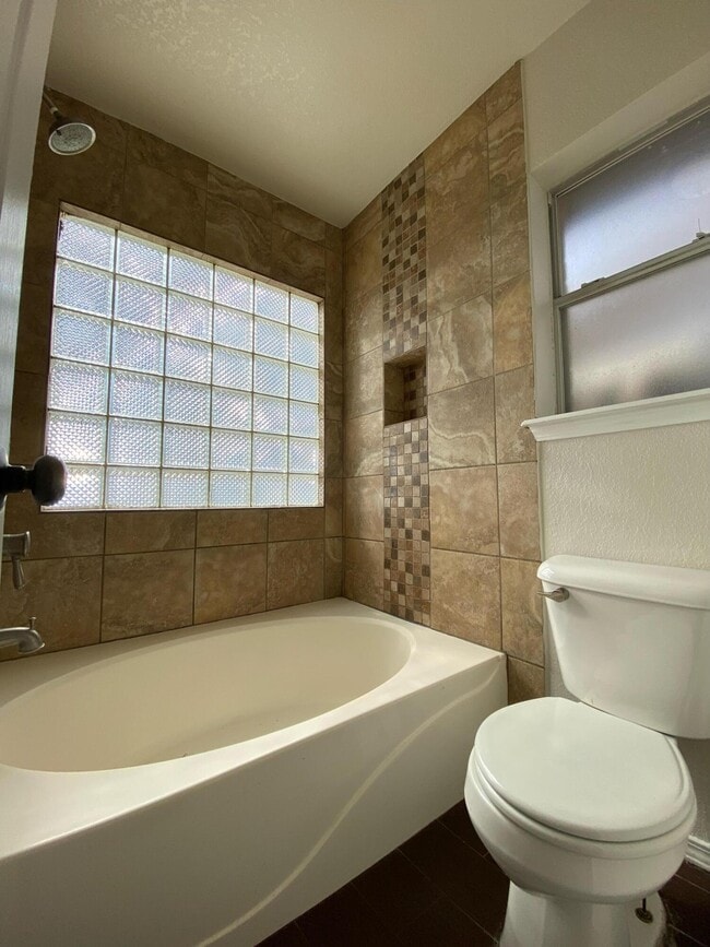 Building Photo - 3303 Almedia Pl