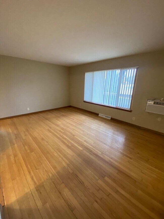 Building Photo - Lower 2 Bed/1 Bath Apartment Available!