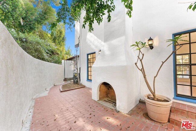 Building Photo - 1328 Sierra Alta Way