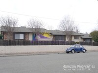 Building Photo - Remodeled 2 Bed 1 Bath Triplex Unit in Wes...