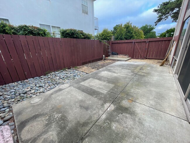 Building Photo - 2506 Levante St