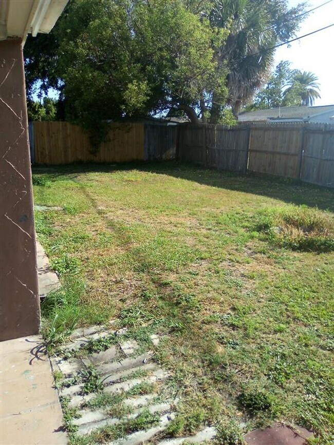 Building Photo - Charming Home with Exquisite Features Near...