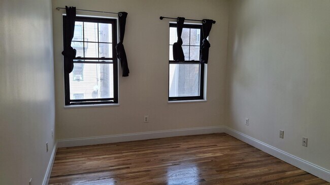 Building Photo - 510 25th St