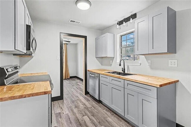 Building Photo - 2513 N Pinecliff Ct