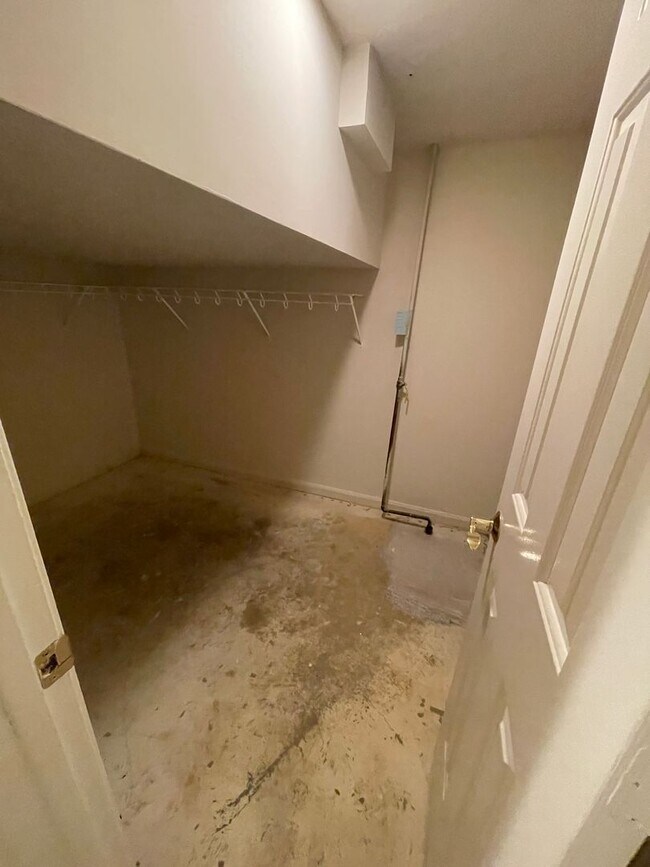 Building Photo - Luxurious And Spacious 3 Bed 2 Bath Brick Townhouse In Tysons Station